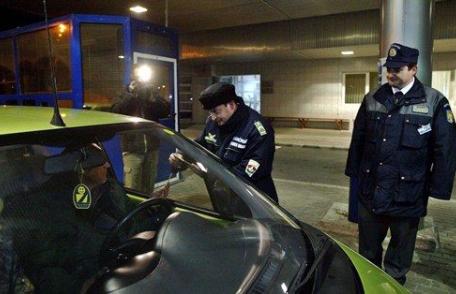 Mercedes Benz cu numere false oprit la frontieră