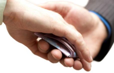 Medicul dorohoian judecat pentru luare de mită îşi acuză pacienţii. Vezi motivul şi lista acuzaţilor!