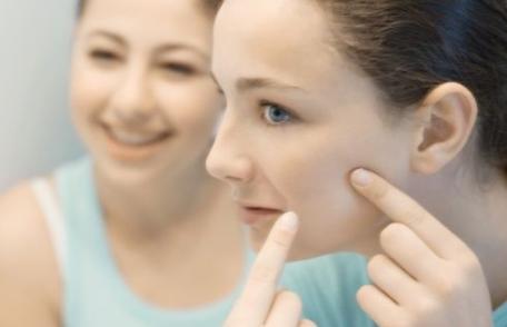 Cele mai bune uleiuri care tratează acneea