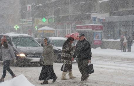 Nu scăpăm de ninsori şi ploi în weekend