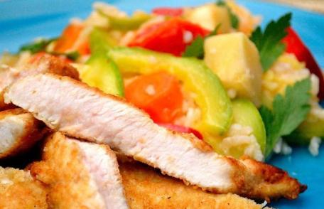 Mâncare cu piept de pui și legume