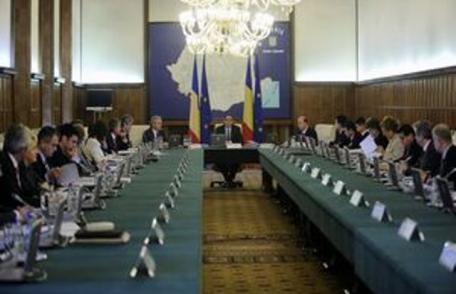 Senat: Ordonanţa care reduce numărul de posturi aferente cabinetelor demnitarilor, adoptată