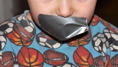 Anchetă la o grădiniţă din România, după ce o educatoare a lipit scotch pe gurile copiilor