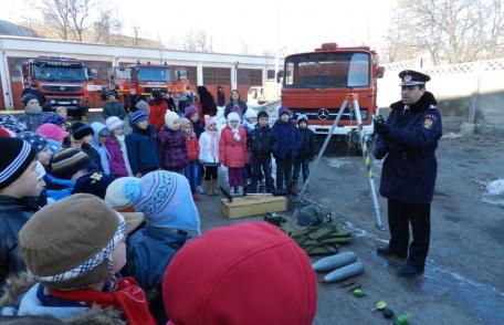 Şapte salvatori avansaţi în grad înainte de termen, de Ziua Protecţiei Civile - FOTO