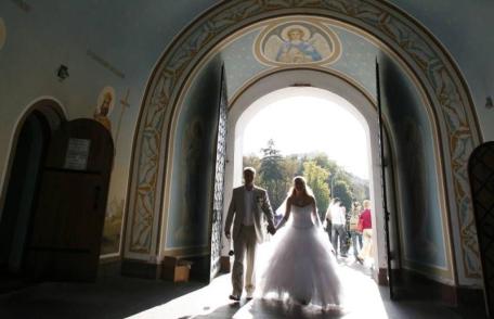 Botezul şi cununia vor avea loc numai în bisericile parohiale. Preoţii nu vor cere bani în cazul familiilor nevoiaşe