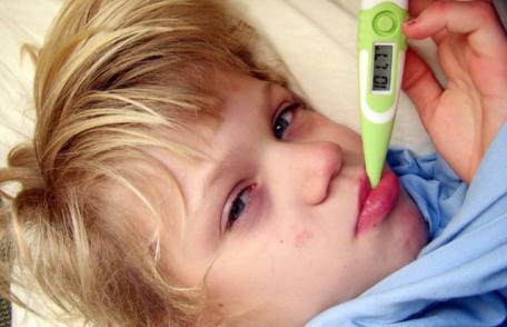 Cum tratezi febra la copii