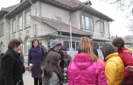 Elevii Liceului „Ion Pillat” Dorohoi, au oferit flori doamnelor de la CONTED - FOTO