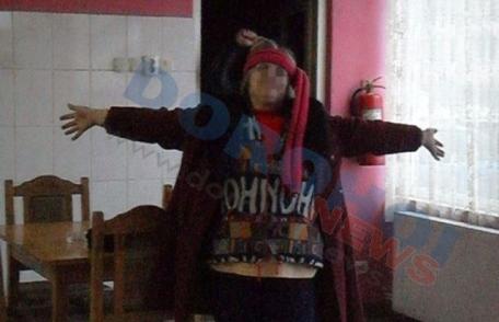 Beție sau nebunie? O femeie s-a dezbrăcat într-un bar din Dorohoi şi a invitat privitorii la o partidă de amor