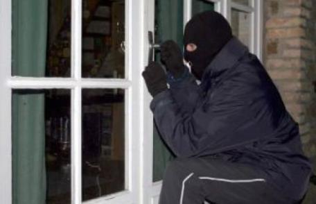 Barbat reținut de polițiști pentru furt din incinta unei societăți