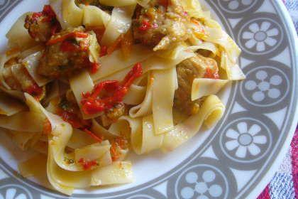 Tocană de porc cu legume și tăiței lați