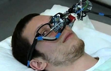 Primim la redacție: Cum poţi controla un computer folosind doar privirea? Cu un dispozitiv ieftin şi eficient VIDEO