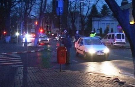 O tânără şoferiţă a pierdut controlul volanului şi a lovit două maşini staţionate