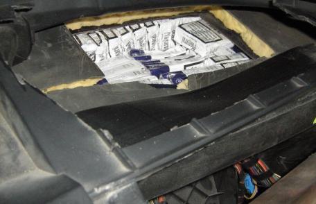Peste 8.000 de ţigarete de contrabandă descoperite în rezervorul unui autoturism