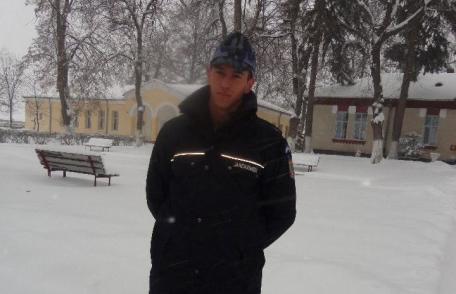 Un jandarm din Fălticeni face senzație pe internet după ce a publicat un clip în care cântă. Vezi VIDEO!