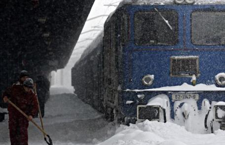 Pe cale ferată nu sunt linii închise, dar circulaţia feroviară se desfăşoară în condiţii de iarnă