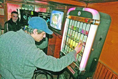 Nemulțumit de muzica din bar, un tânăr a distrus un tonomat