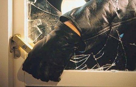 Suspecţi de comiterea unei infracţiuni de tilharie reţinuţi de poliţişti