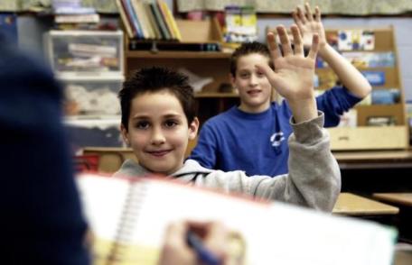 Ministrul Educaţiei: La unele materii să nu se mai dea note. Elevul să vină la şcoală de plăcere