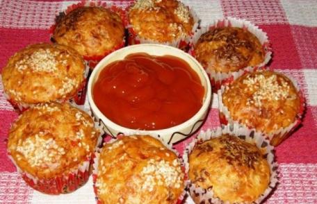 Brioșe cu cașcaval și cârnați afumați