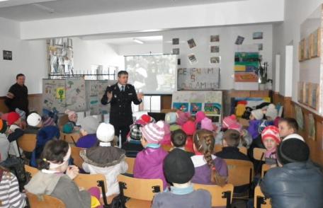 I.S.U. Botoşani  in vizita la Scoala Gimnaziala ,,Mihail Sadoveanu,, DUMBRAVITA - FOTO