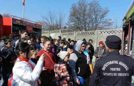 Elevii învăţaţi de pompieri să-şi protejeze viaţa