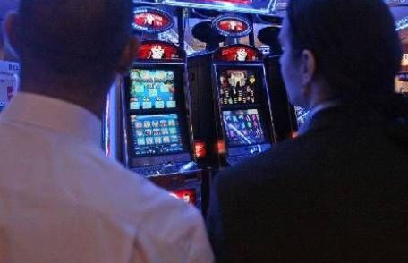 Dorohoienii îşi caută norocul la “păcănele”  în vreme de criză