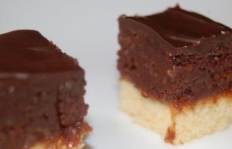 Prăjitură cu cremă de biscuiți și gem