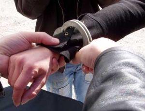 Tânăr identificat şi reţinutpentru comiterea mai multor furturi 