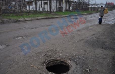 Capcane pe drumurile din Dorohoi. Gurile de canalizare fără capace dau peste cap circulaţia rutieră