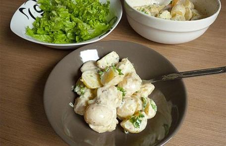 Salată de cartofi noi cu ceapă şi pătrunjel