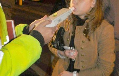 O tânără din Hudești a ajuns la spital după ce prietena ei s-a urcat băută la volan