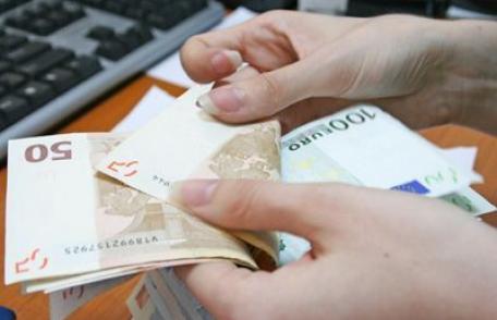 Femeie înşelată prin telefon de un bărbat care s-a recomandat a fi avocatul ginerelui său