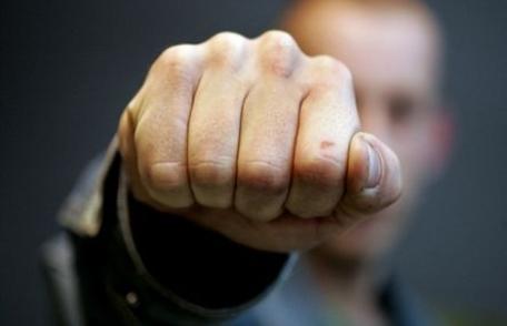 Trei tineri cercetați penal pentru săvârşirea infracţiunii de ,,loviri sau alte violenţe“