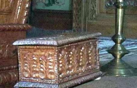 Haine şi mâncare furate dintr-o biserică