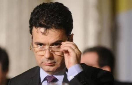 Ministrul Educaţiei interzice comercializarea manualelor complementare în şcoli