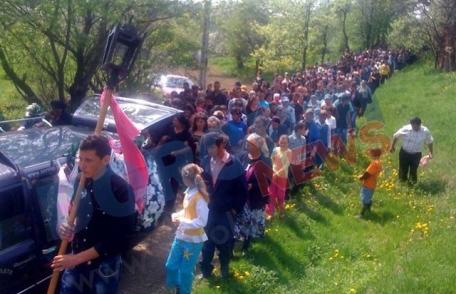 Sute de oameni au condus-o astăzi pe ultimul dum pe eleva liceului „Regina Maria din Dorohoi, ucisă de fostul iubit - FOTO
