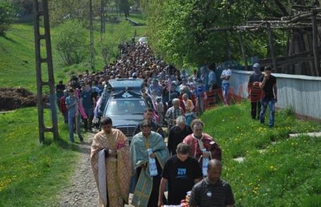 Vezi declarații și detalii de la înmormântarea tinerei de 17 ani, ucisă de fostul iubit – VIDEO/FOTO