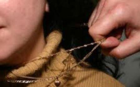 Tânăr reţinut după ce a încercat să-i sustragă unei femei lănţişorul din aur de la gât
