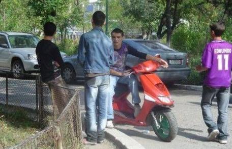 După patru luni de ilegalitate, scuteriştii îşi pot lua permis. A fost publicată metodologia obţinerii carnetului