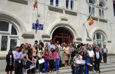 Liceul Tehnologic Al. Vlahuţă Şendriceni - Festivitatea de premiere a Concursului Naţional de Creaţie Literară şi Pictură Alecu Ivan Ghilia - FOTO