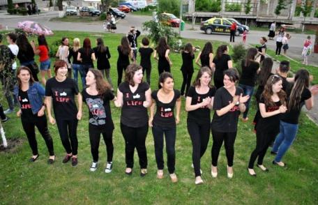 Flash mob antidrog la Dorohoi „Construieste OMUL de maine!” - FOTO