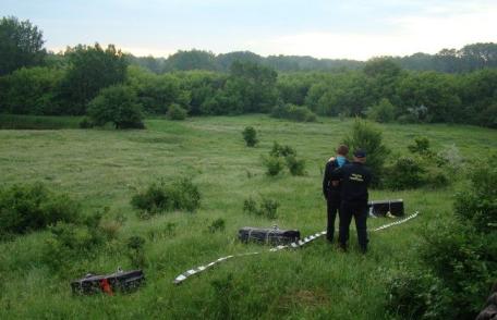 Colete cu ţigări de contrabandă, trecute peste Prut cu ajutorul unor frânghii