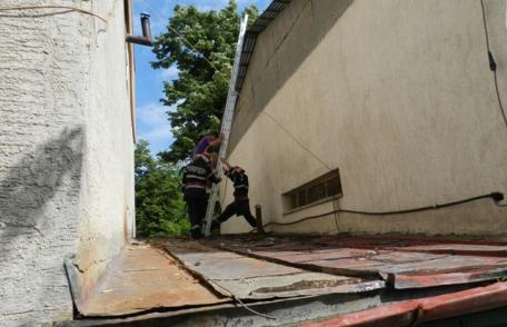 Adolescent coborât de pe o clădire cu ajutorul pompierilor