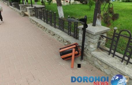 Tânăr dorohoian cercetat penal pentru distrugerea unor coșuri de gunoi de pe Bulevardul Victoriei din Dorohoi