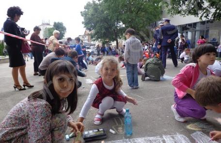 Copiii Școlii Gimnaziale „A.I. Cuza” Dorohoi, participă cu bucurie la manifestările dedicate zilei lor – FOTO
