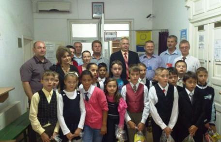 Funcţionarii din Prefectură, în mijlocul copiilor de 1 iunie