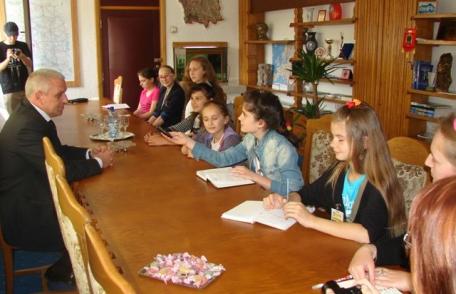 Prefectul, sub tirul de întrebări a 8 „jurnaliste”