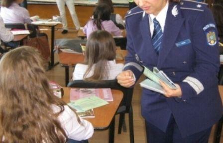 ŞCOALA ÎN SIGURANŢĂ! - Activități ale polițiștilor dorohoieni pentru creșterea gradului de siguranță a elevilor din unitățile de învățământ gimnazial 