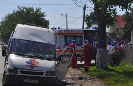 Accident grav la ieșirea din Cătămărăşti spre Dorohoi! O autospecială SMURD s-a ciocnit cu un maxi-taxi