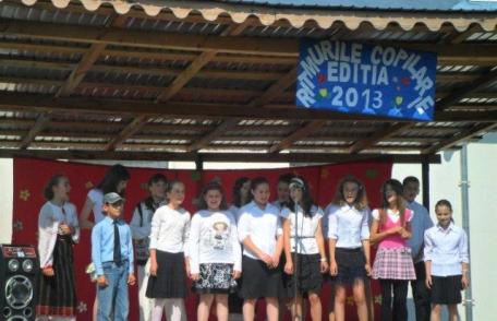 Dumbrăviţa: Ediţia a XIII-a a Festivalului de muzică şi dans „Ritmurile copilăriei” - FOTO